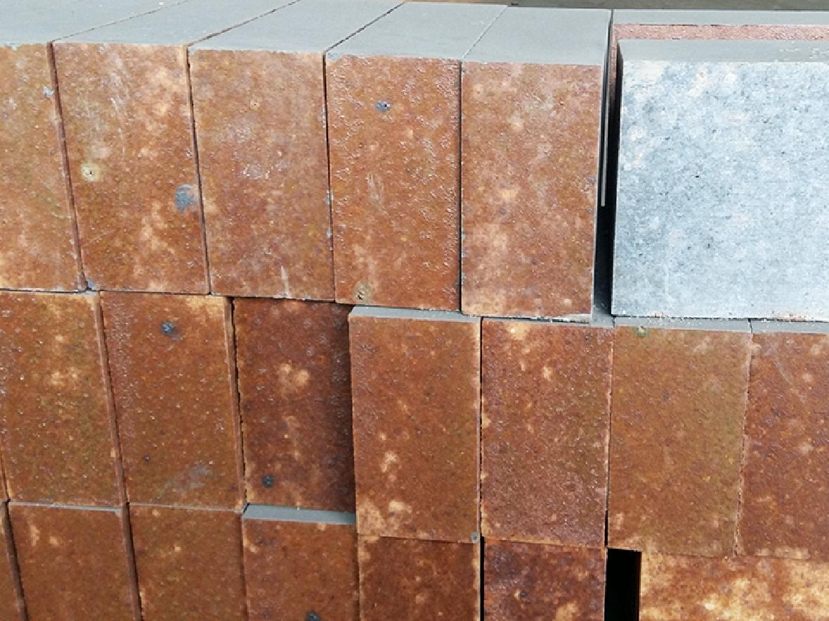 Composite brown corundum brick