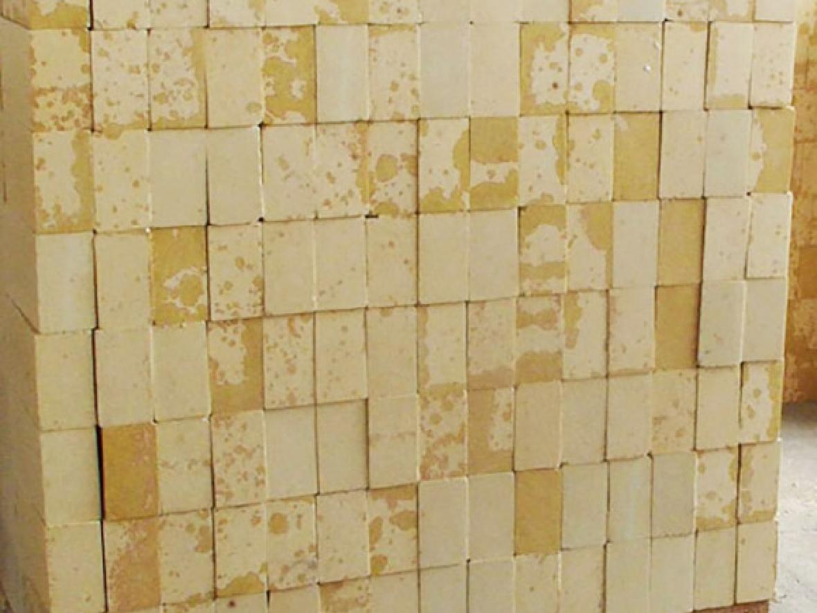 Lightweight silica brick
