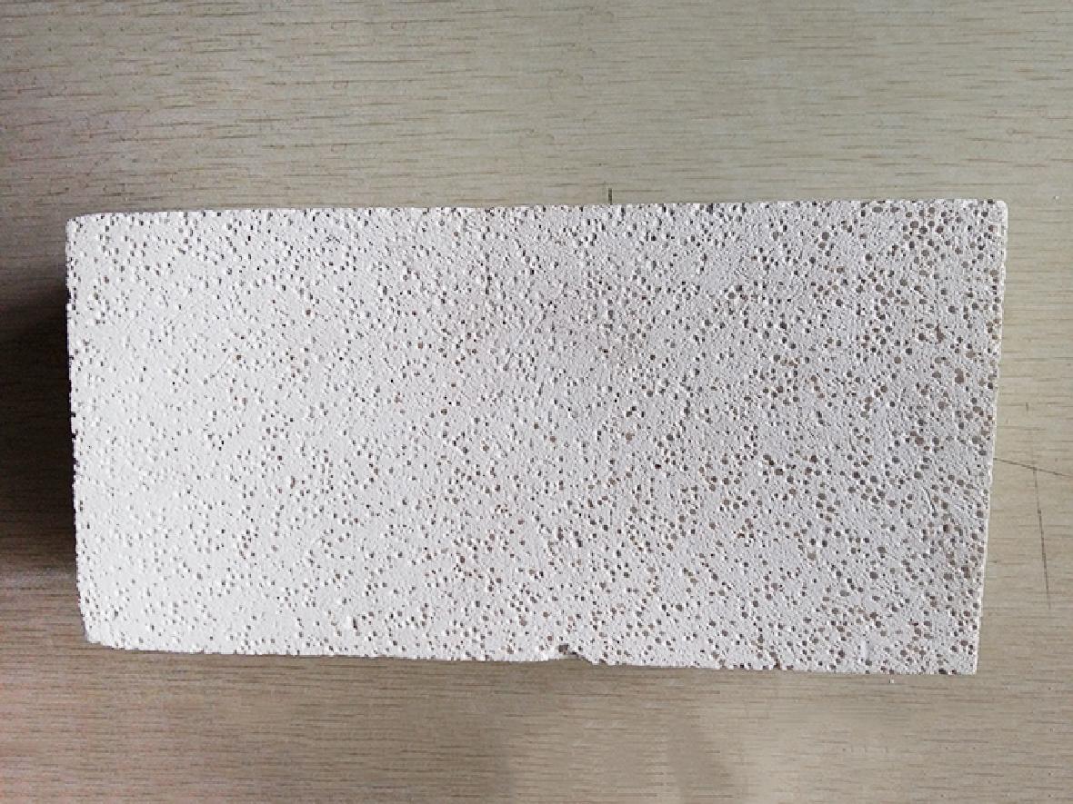 Low iron and high aluminum thermal insulation bricks