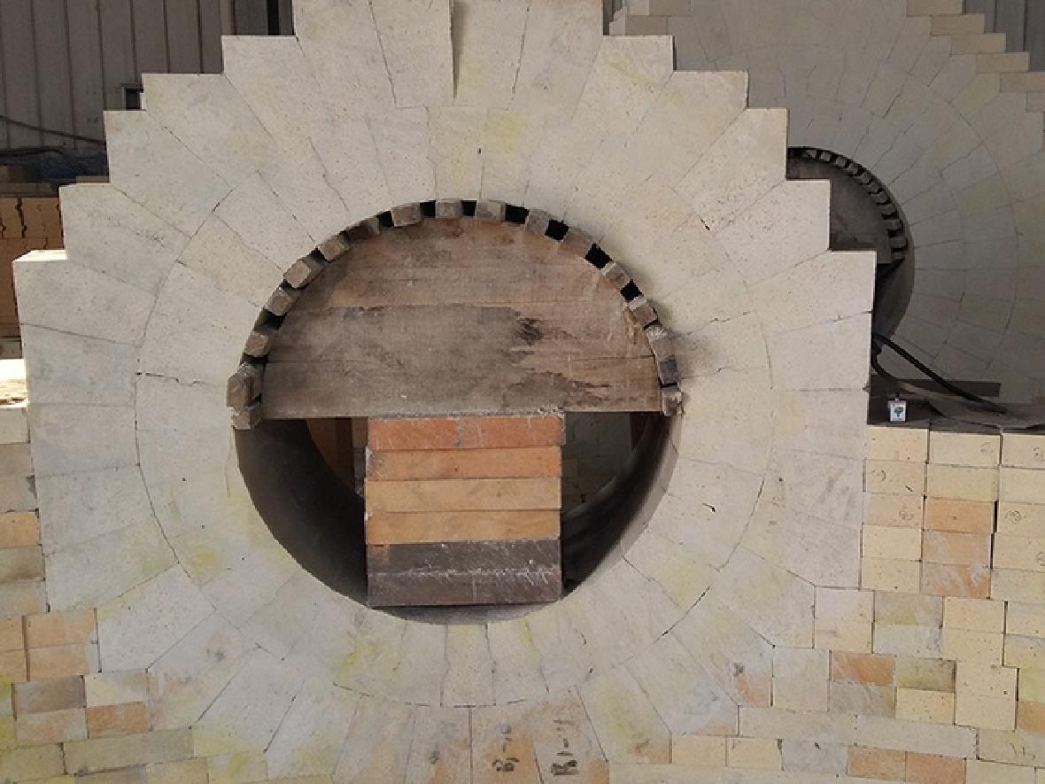 Combination bricks for the combustion port of hot air stove