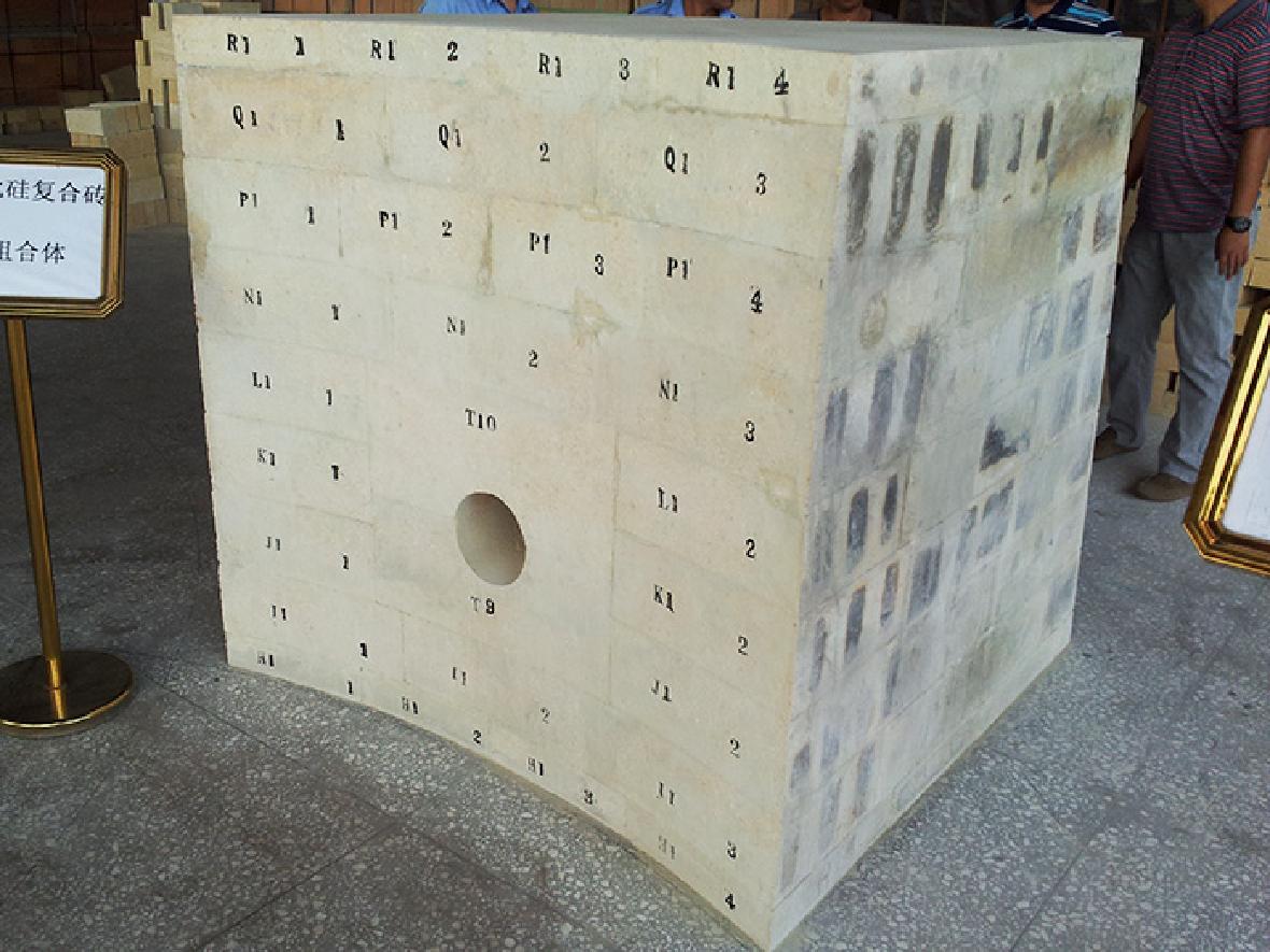 Combination bricks for blast furnace tapping hole