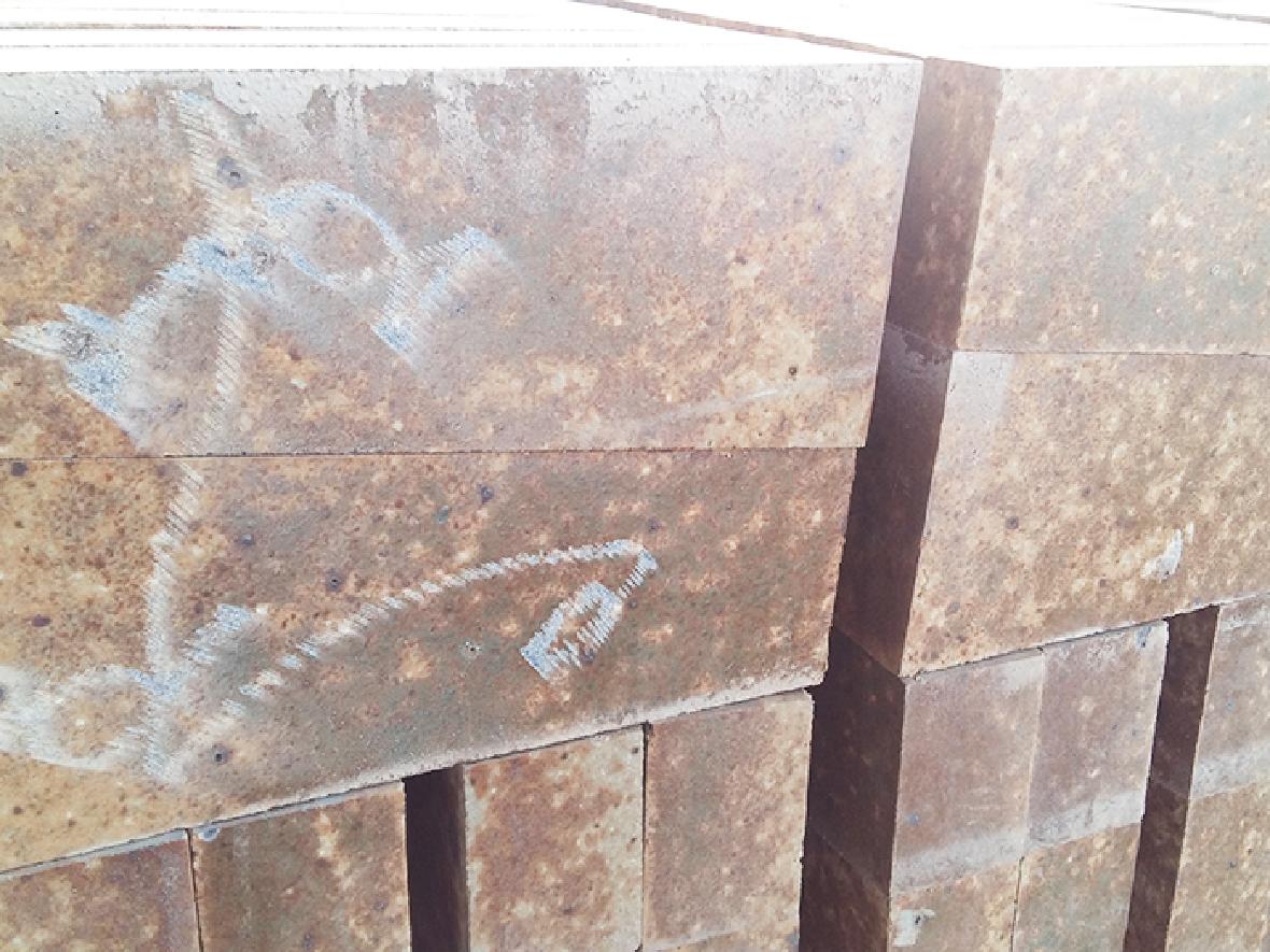 Composite brown corundum brick