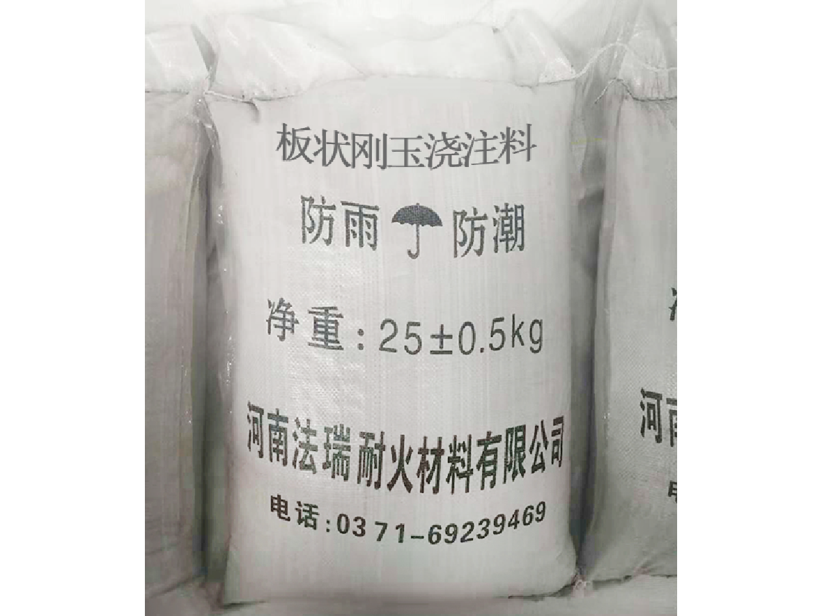 Plate shaped corundum casting material