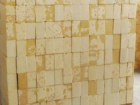 Lightweight silica brick