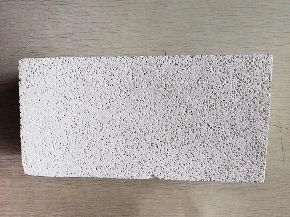 Low iron and high aluminum thermal insulation bricks